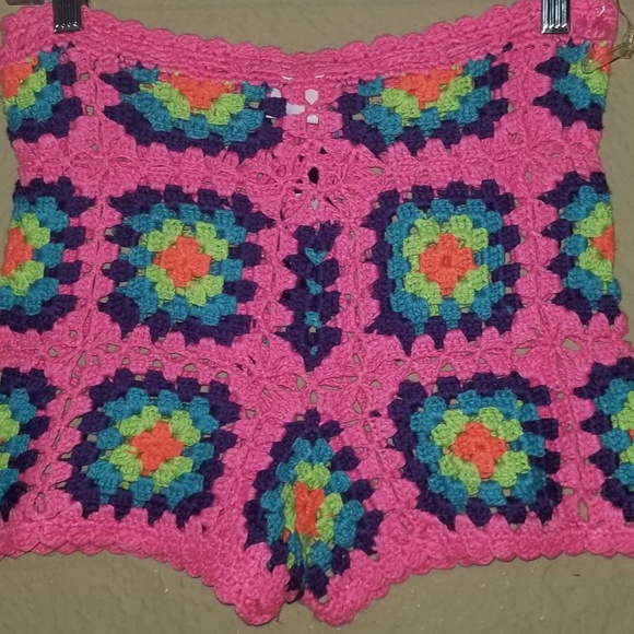 Hot and Delicious crochet multi color shorts size small nwt - Picture 2 of 3